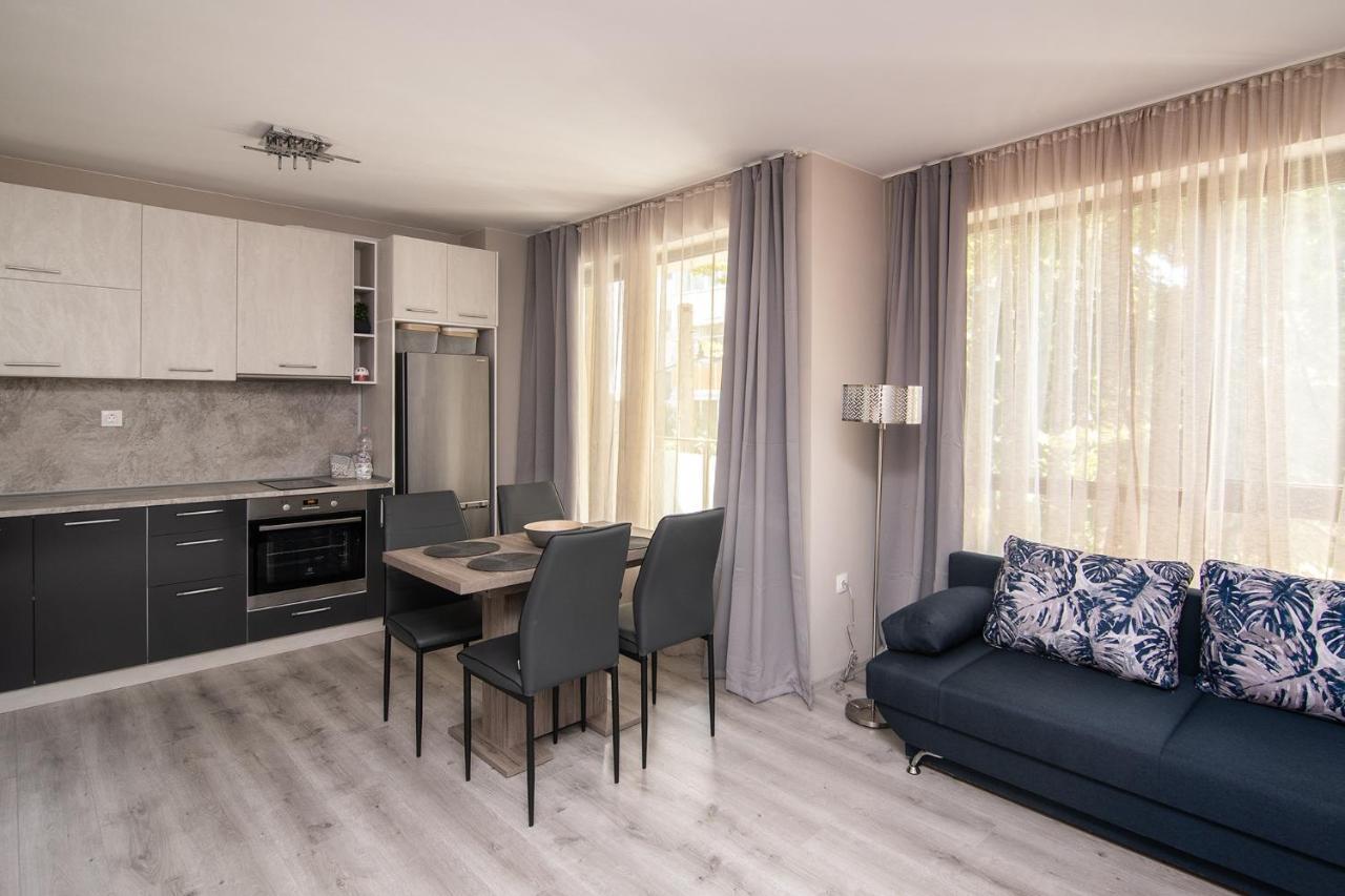 Cozy Flats Nearby Center Free Park Area Apartment Varna Luaran gambar